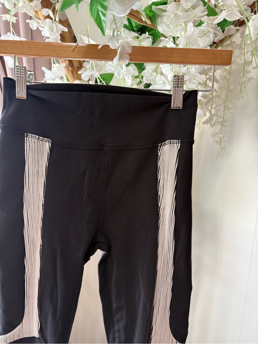 ALO Yoga Black Leggings with White Contrast Panels - Picture 6 of 10